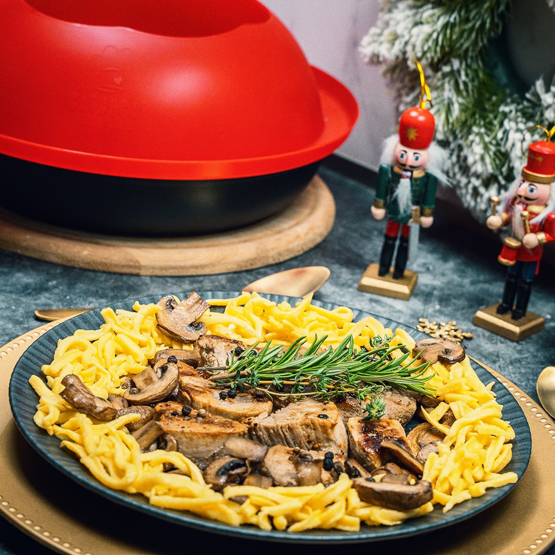 SCHWEINEMEDALLIONS MIT PILZRAHMSAUCE UND SPÄTZLE