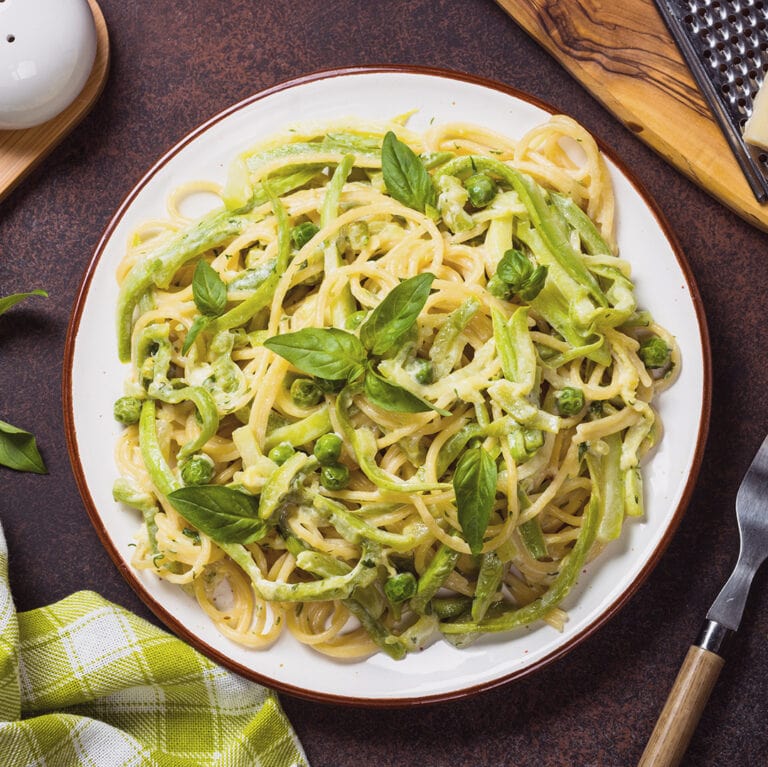 Zucchini Pasta mit Hähnchen und Parmesan