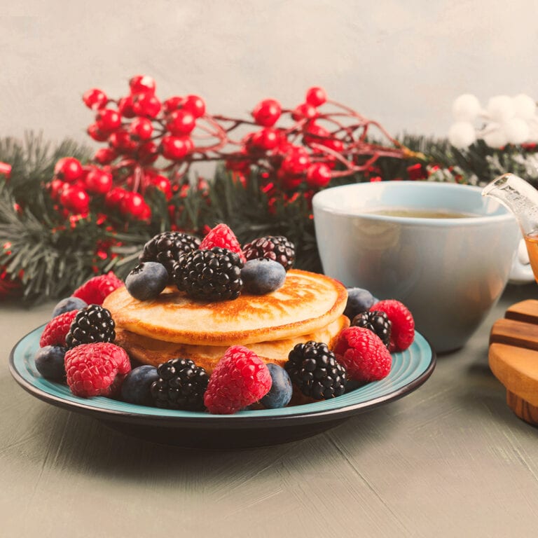 Weihnachtliche Pfannkuchen mit Zimt und Ahornsirup