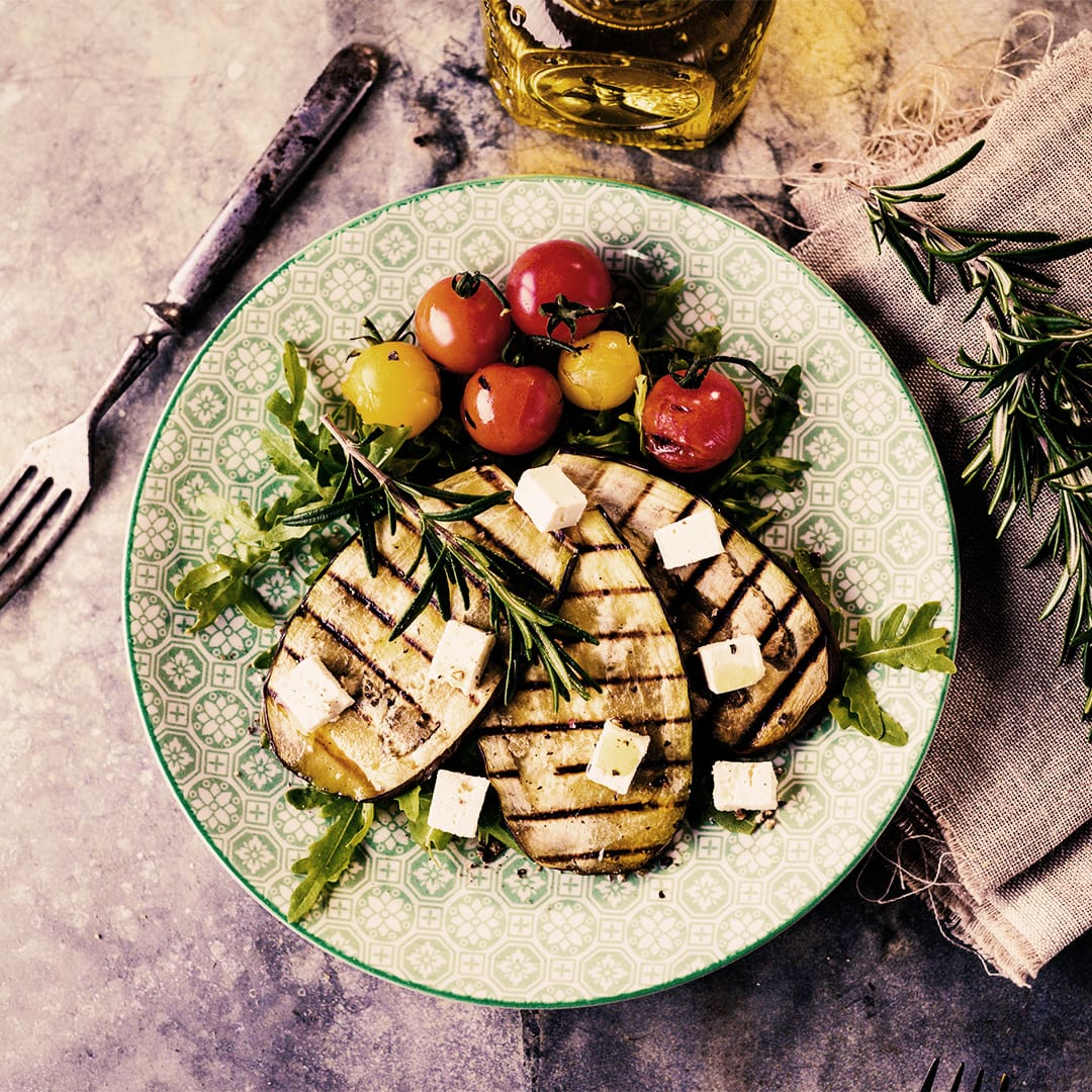 Mediterrane Gemüsepfanne mit Oliven und Feta 